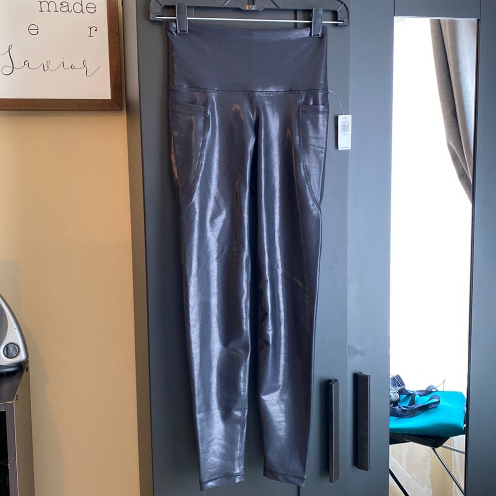 High waisted power soft 7/8 length side pockets. Black glitter xs